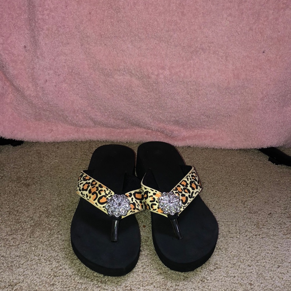 GREETINGS.I am selling a cute pair of flops for girls size3 summer coming soon🤩